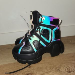 Holographic Black Boots